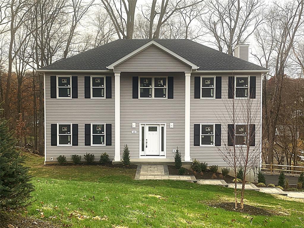 View of front facade with a front lawn