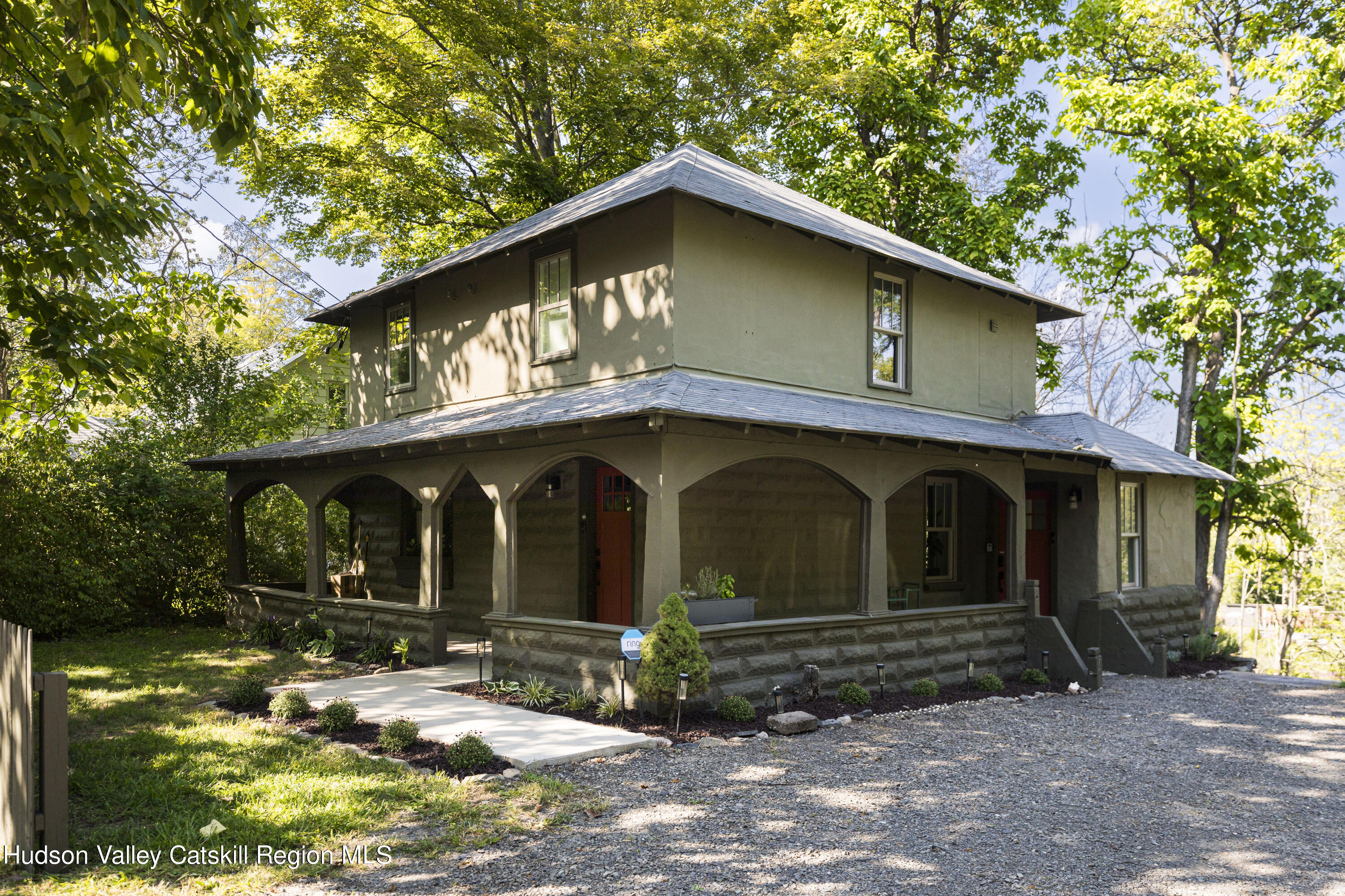 a view of a house with a yard