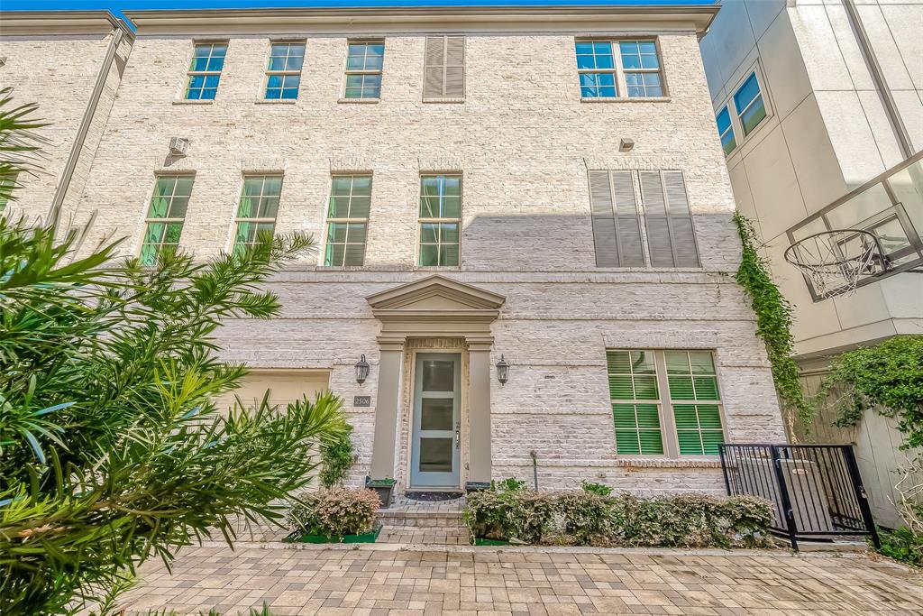 GORGEOUS 3 STORY HOMEWITH ATTRACTIVE BRICKELEVATION. THE HOMEBENEFITS FROM A 2-CARATTACHED GARAGE MAKINGPARKING HASSEL FREE! THEHOME COMES FULLYFURNISHED WITH QUALITYHIGH END FURNITURE.