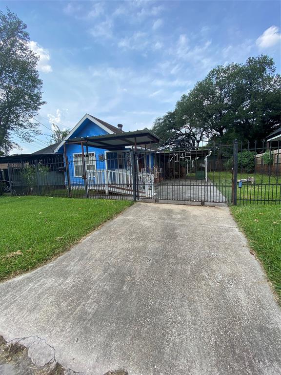 a view of a house with a yard and plants