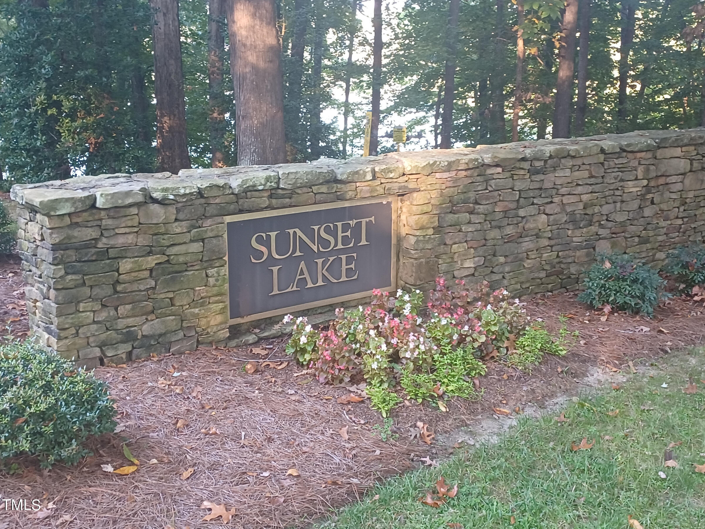 a sign that is sitting in front of a building