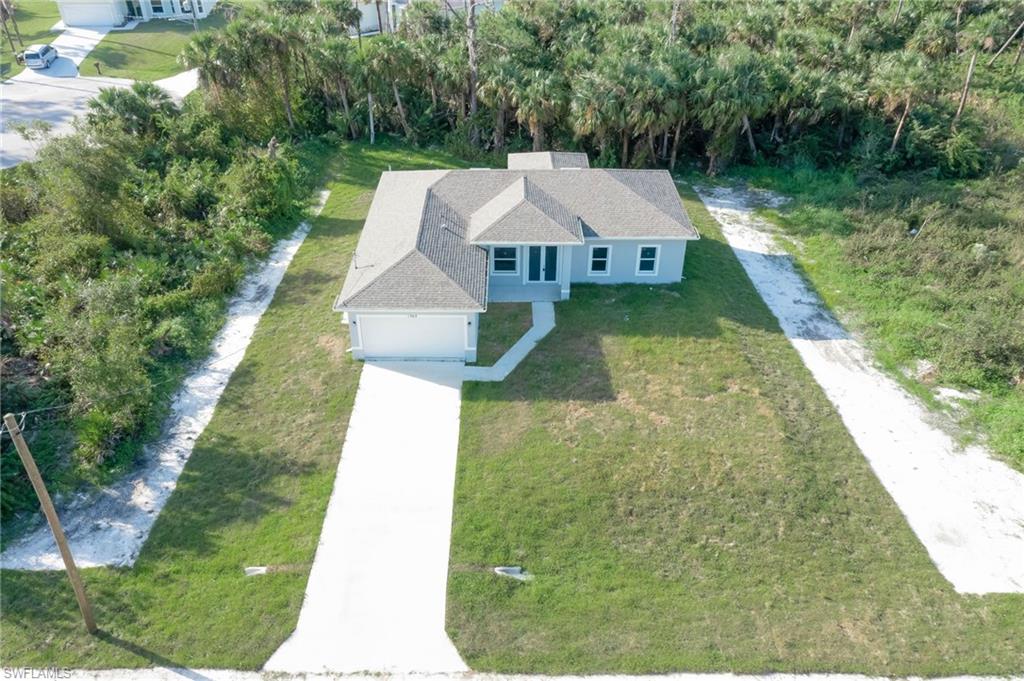 a view of a house with a yard