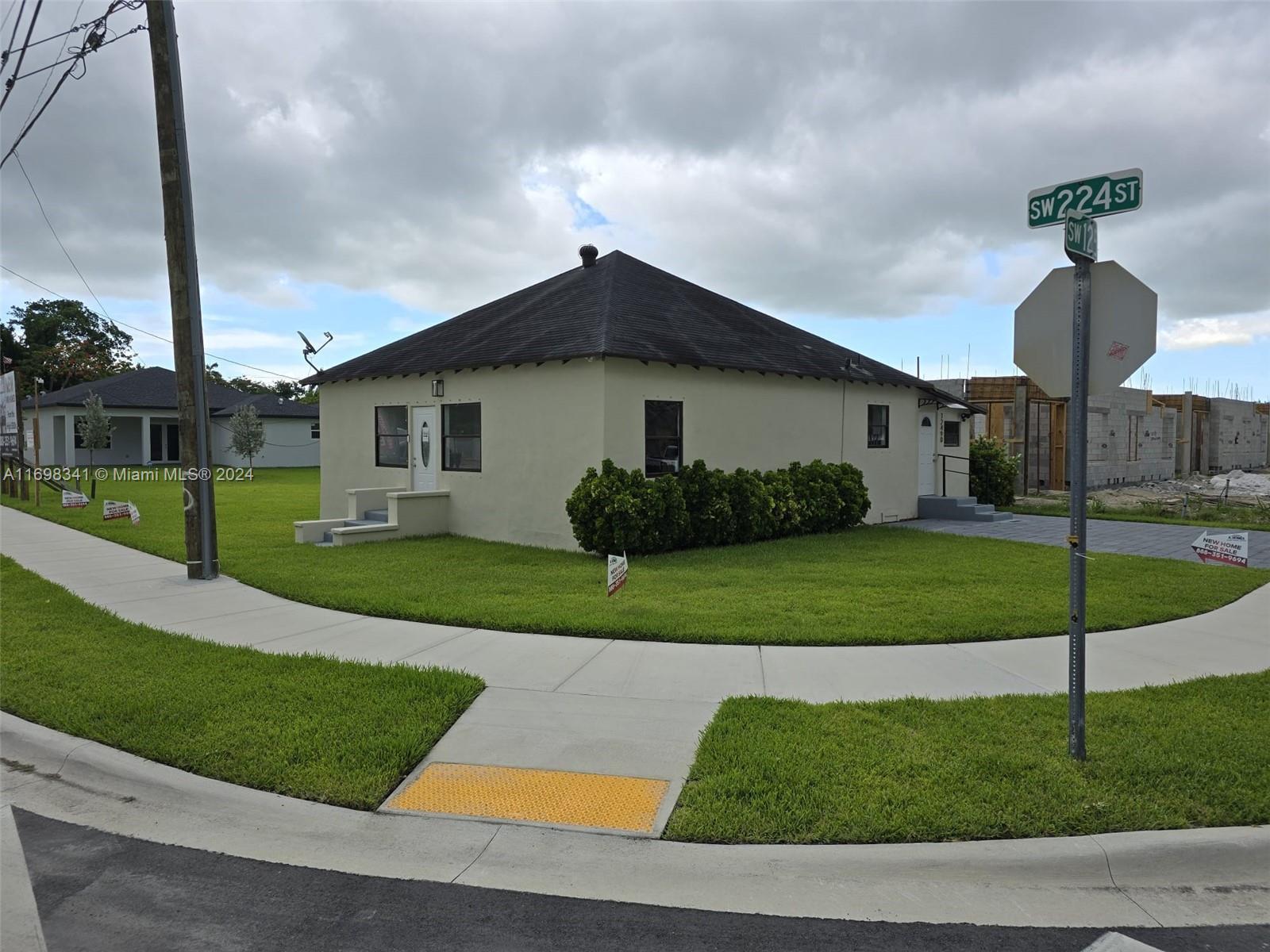 a view of a yard in front of a house