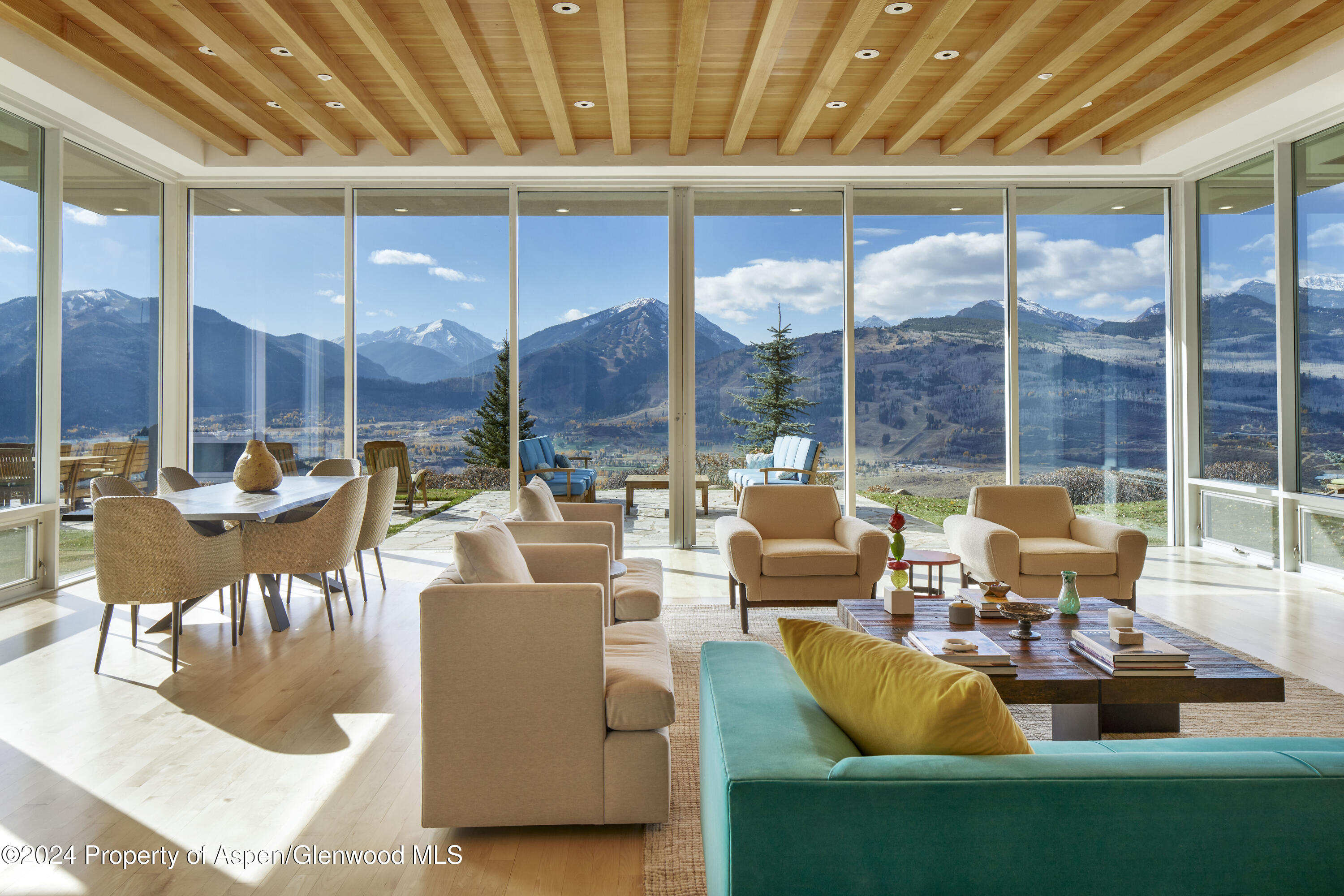 a living room with patio furniture and a view of fountain