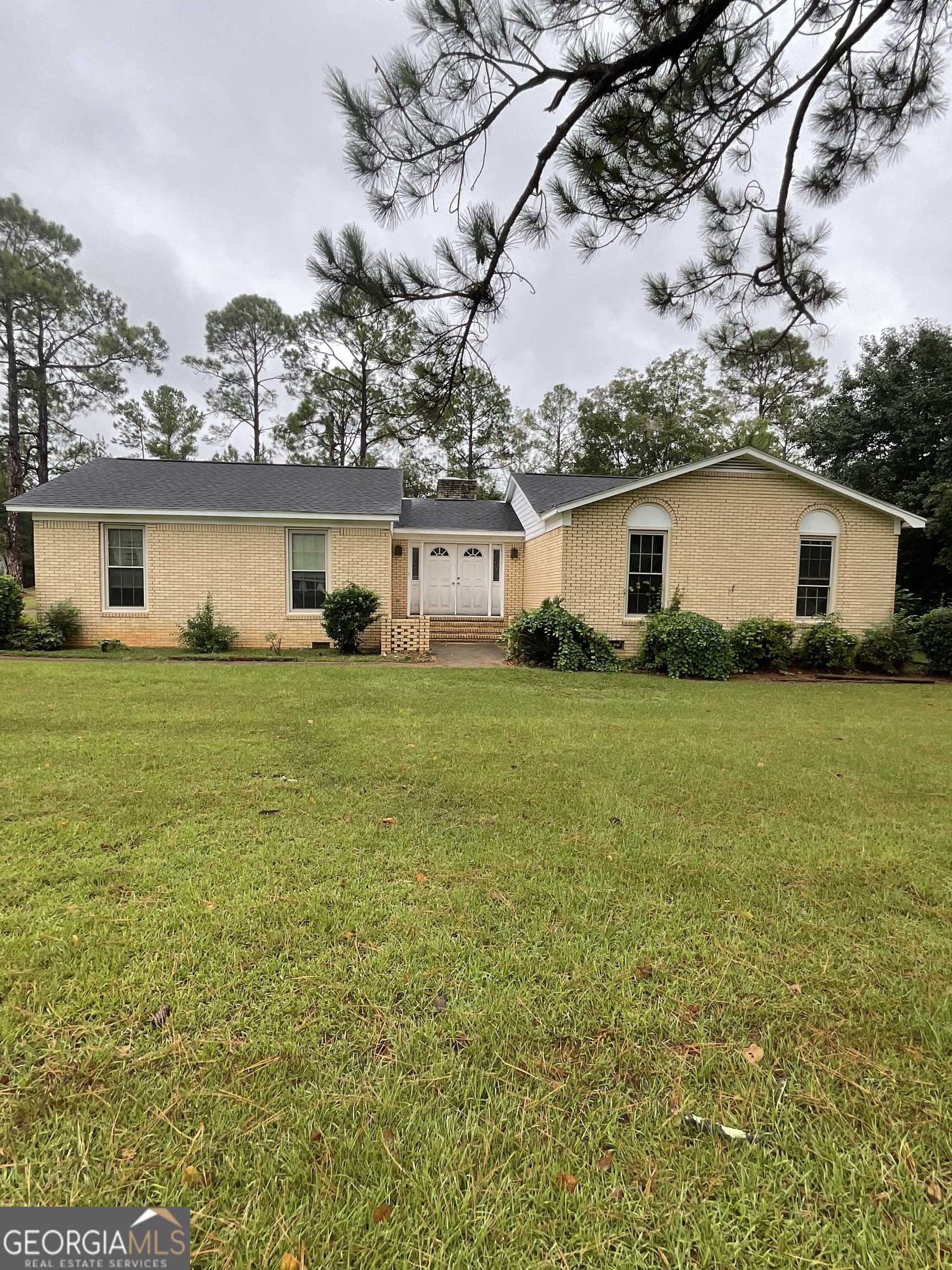 a view of a house with a yard