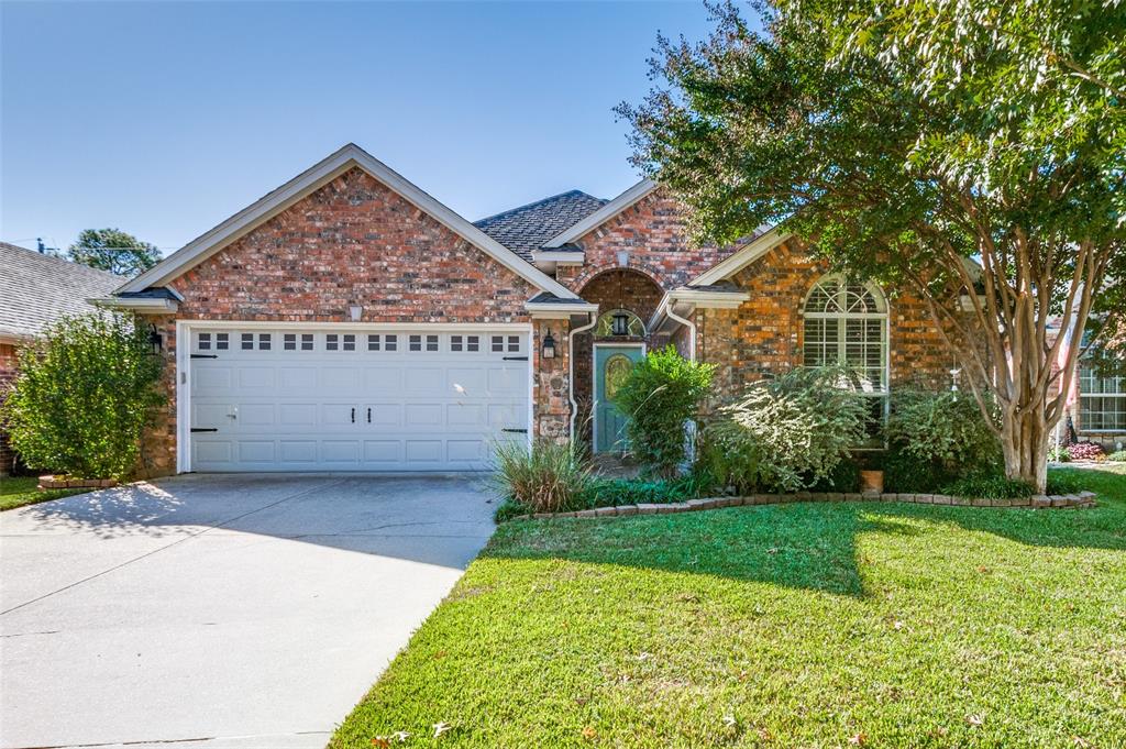 a view of a house with yard and tree s