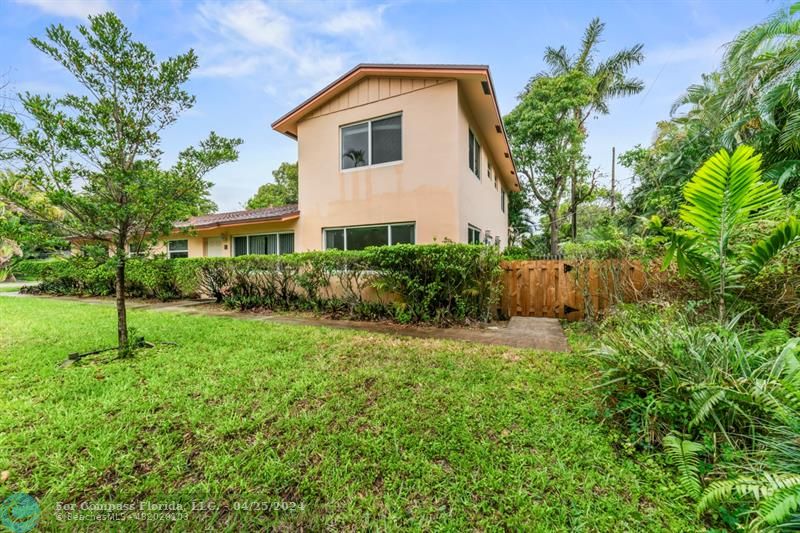 a view of a house with backyard and garden