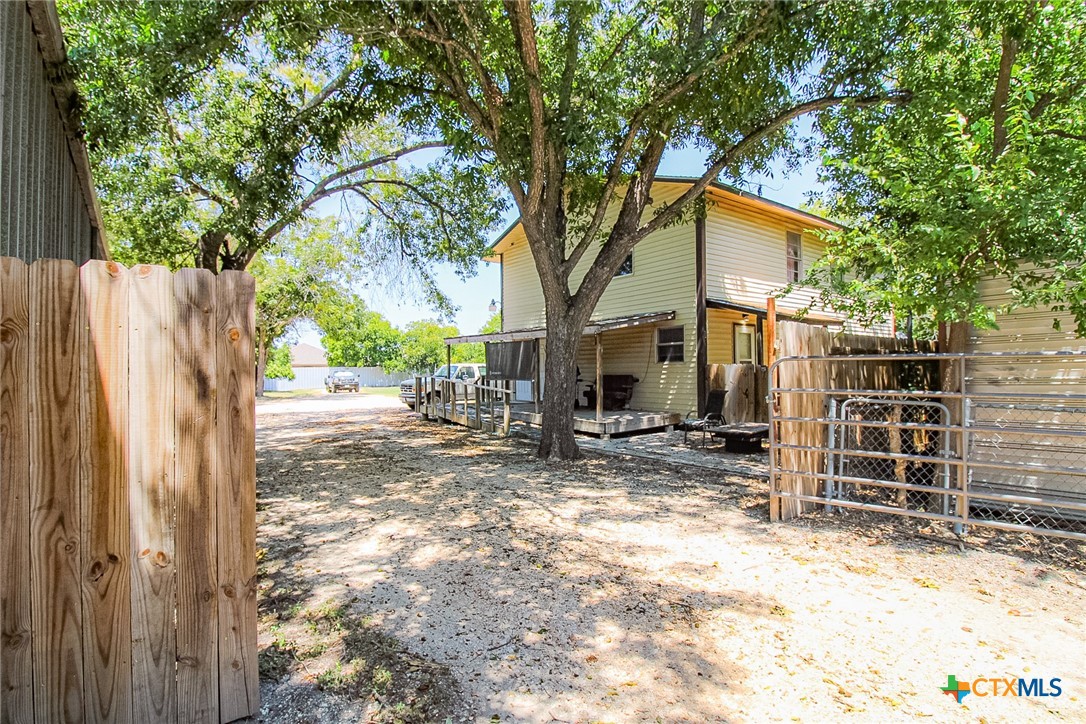 a view of a house with backyard