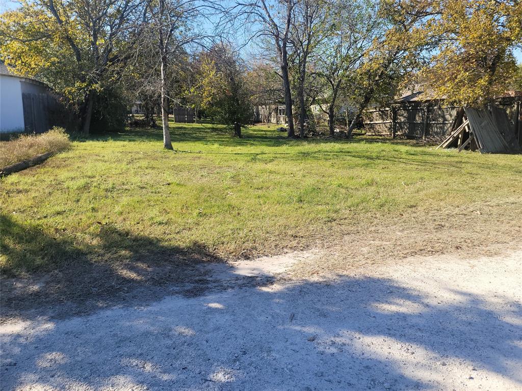 a view of a yard with a house