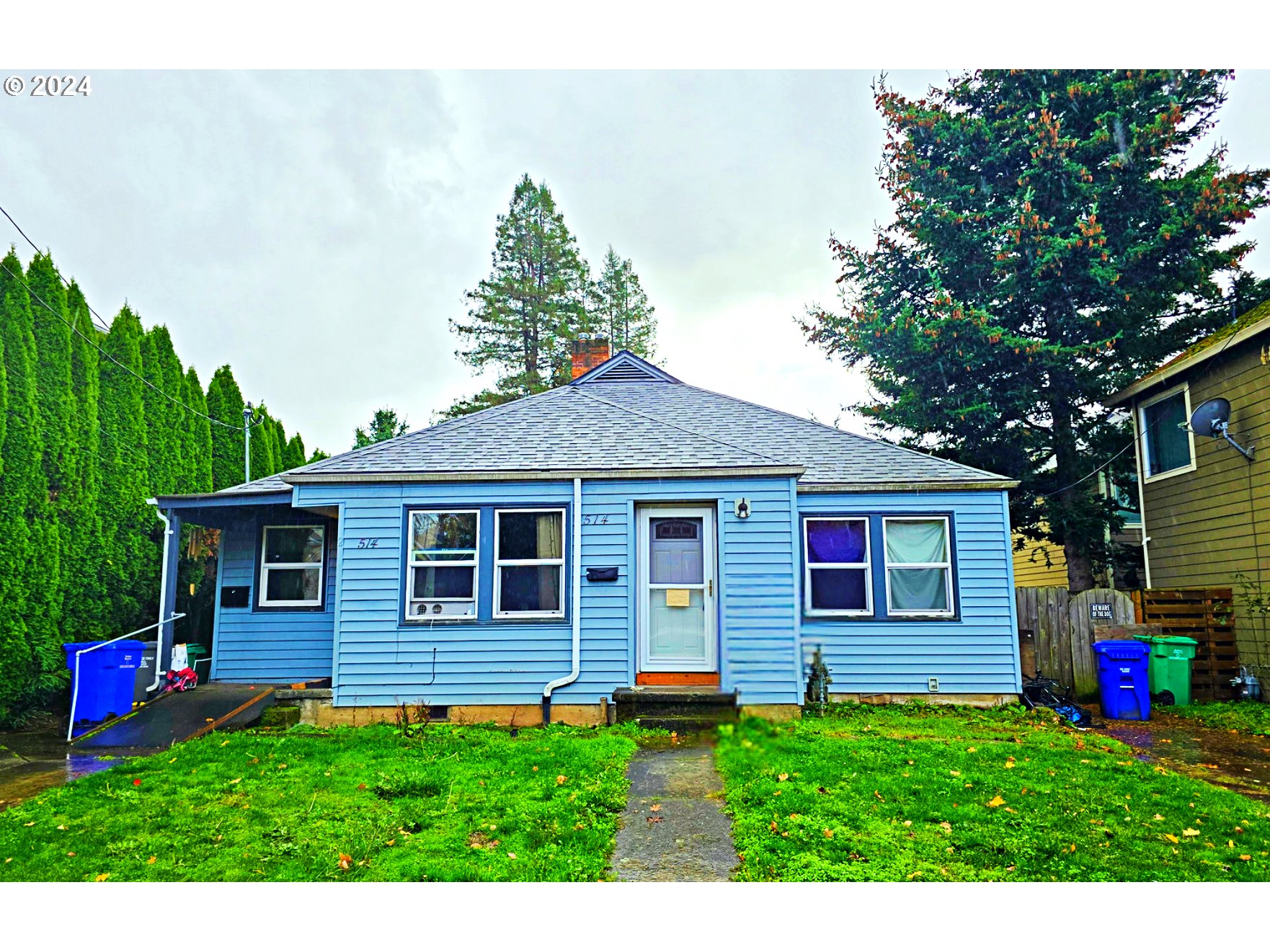 a view of a house with a backyard