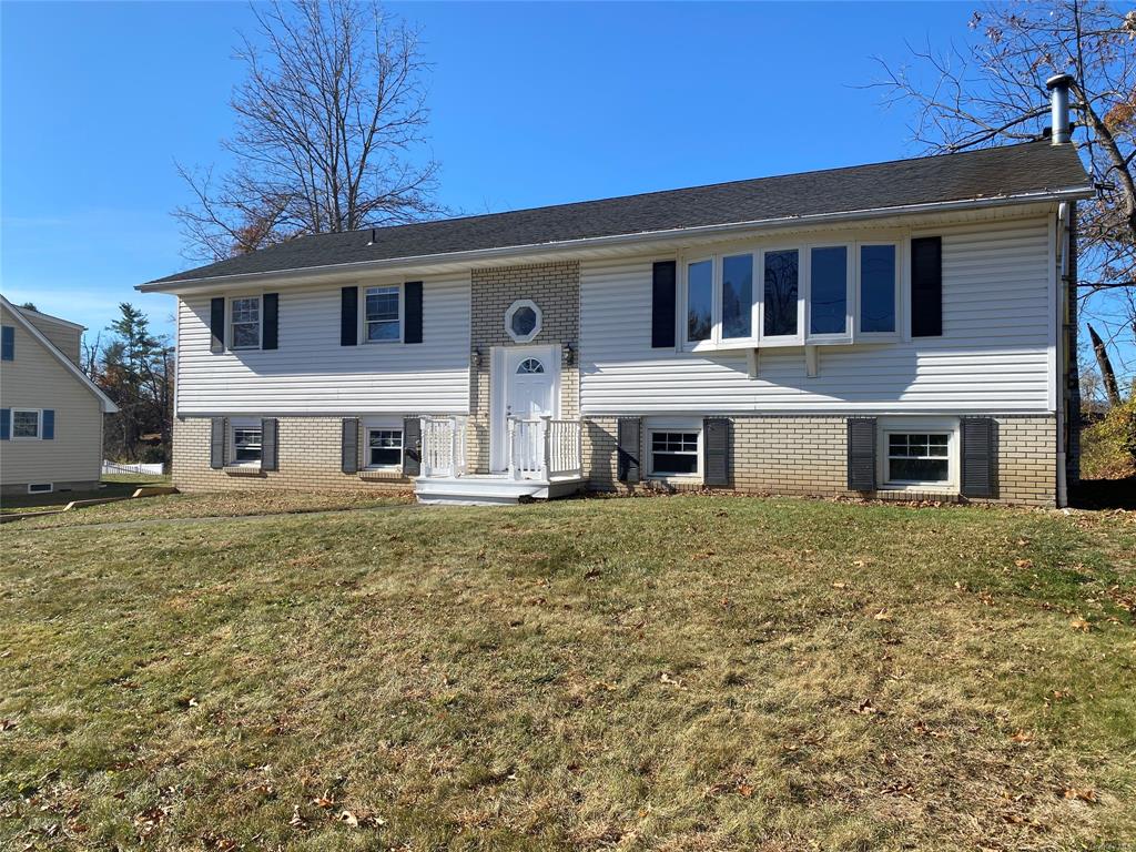 Bi-level home featuring a front yard