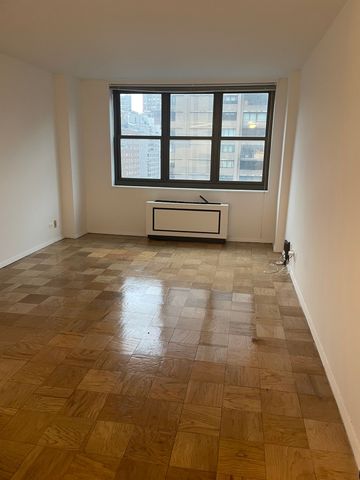 $4,700 | 200 East 72nd Street, Unit 12M | Lenox Hill