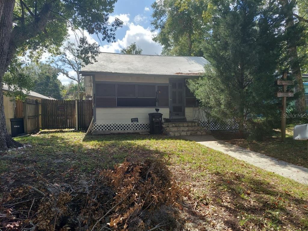 a view of a house with backyard