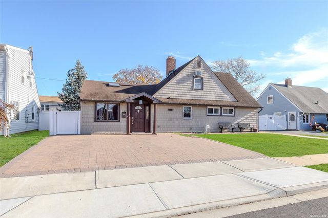 $749,000 | 548 North Newbridge Road | Levittown