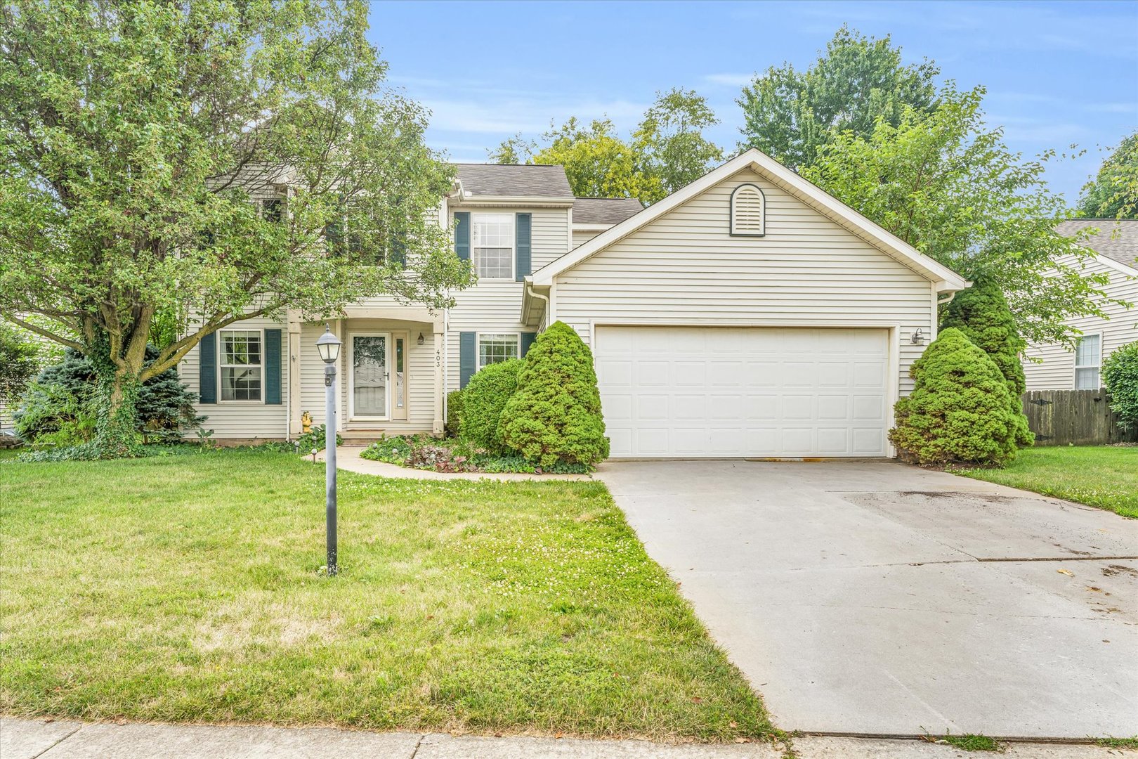 a view of a yard in front of a house with plants