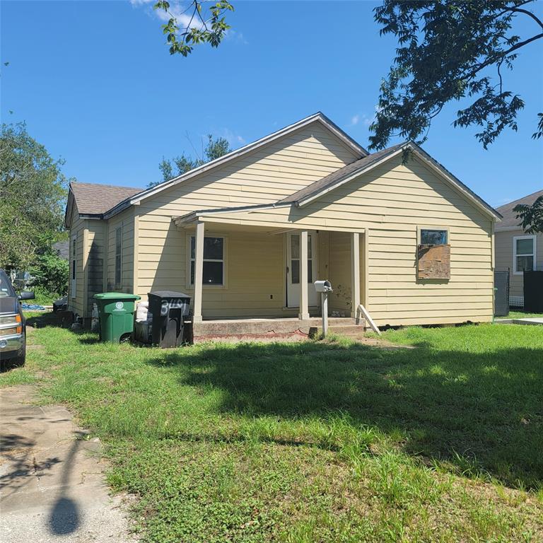 a view of a house with a backyard