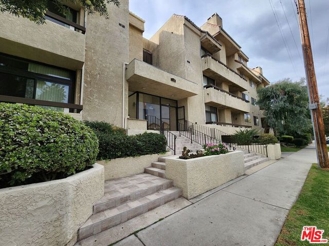 $3,795 | 5237 Newcastle Avenue, Unit 106 | Encino