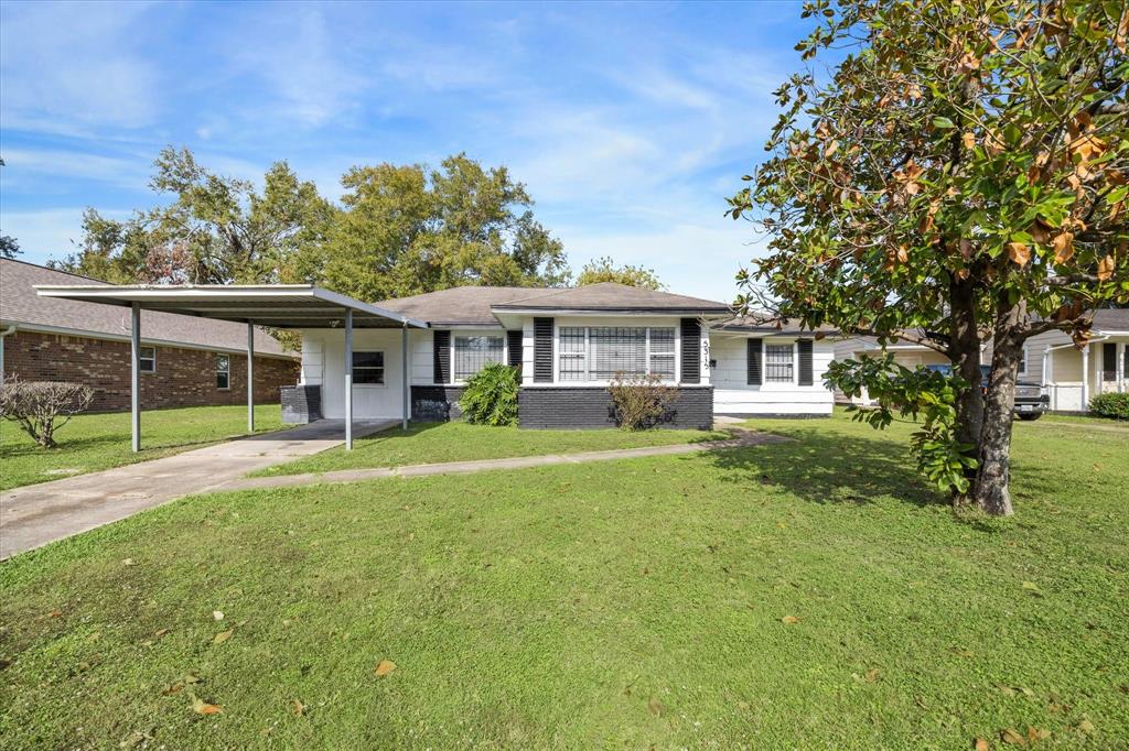 a view of a house with a yard