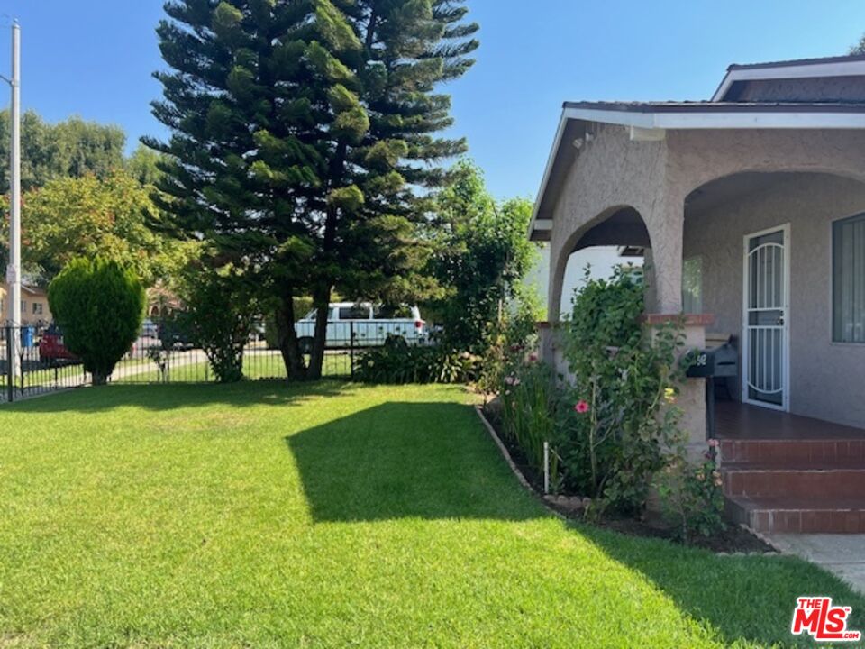 a view of a back yard of the house