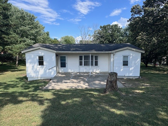 a view of a yard with a house and a yard