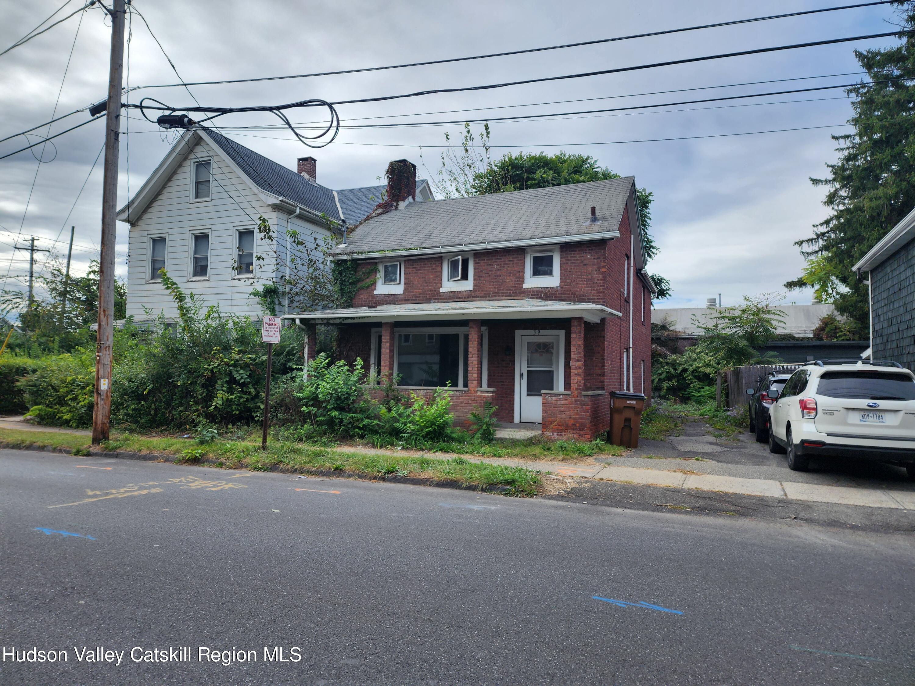 a view of a house with a yard and plants