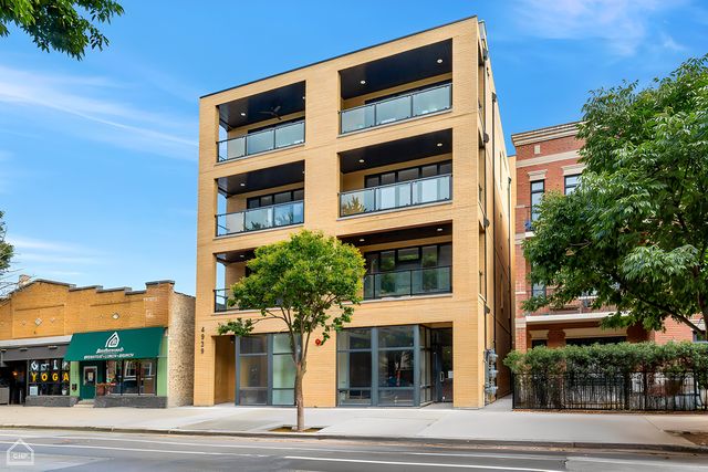 $669,000 | 4939 North Damen Avenue, Unit 203 | Ravenswood