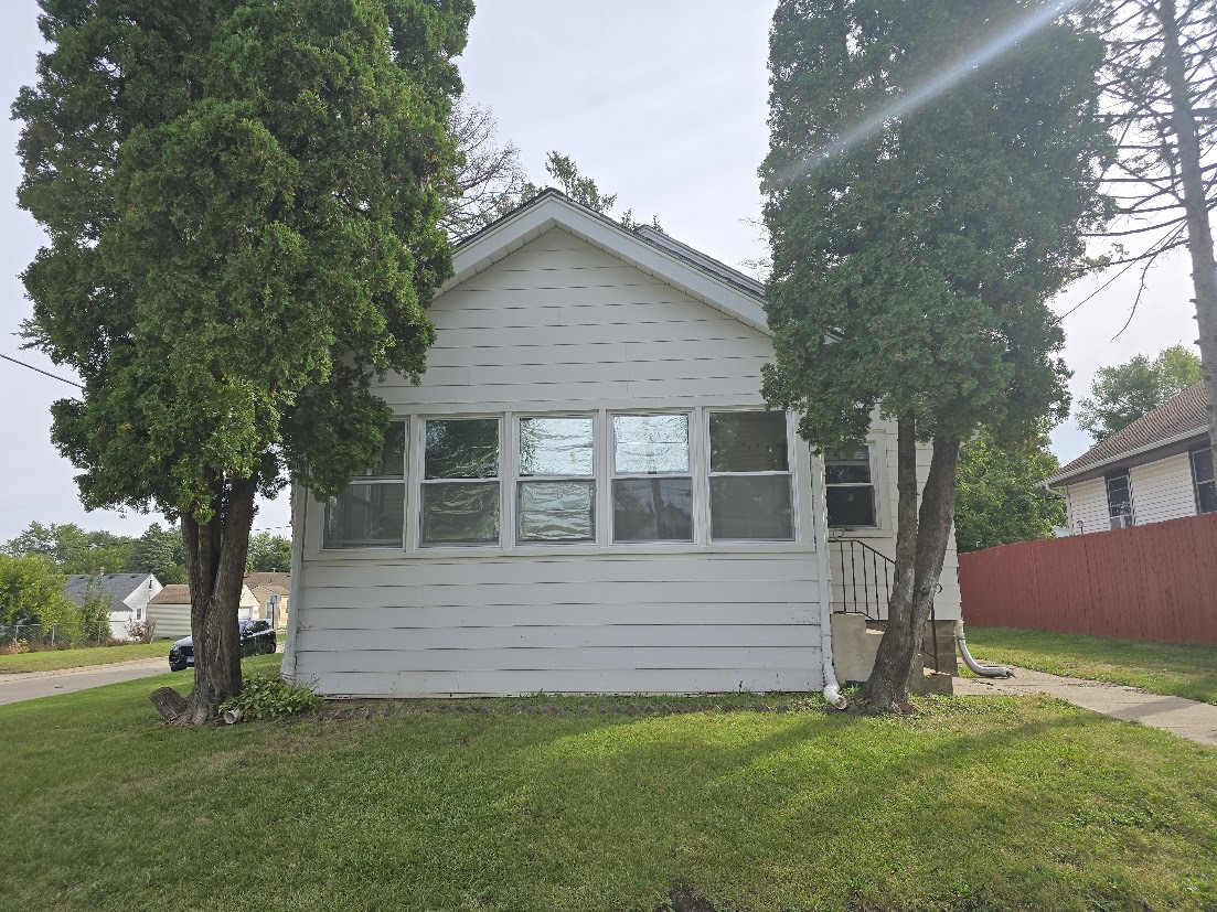 a view of a house with a yard