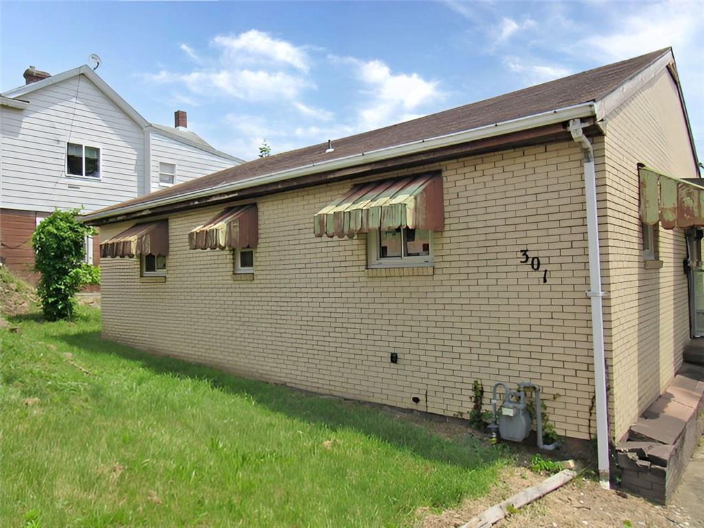 a view of a house with backyard