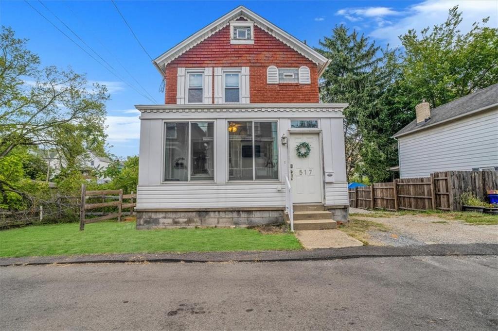 Cozy and Quaint, this 3 bedroom home in Carnegie is the perfect sized home.