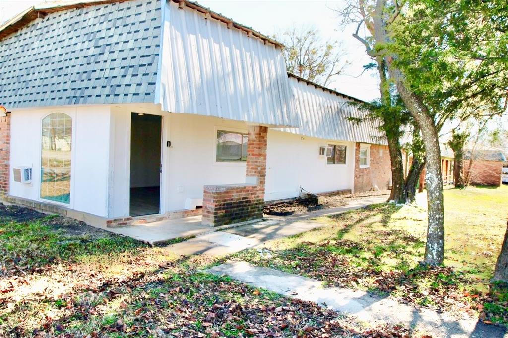 a view of a house with backyard