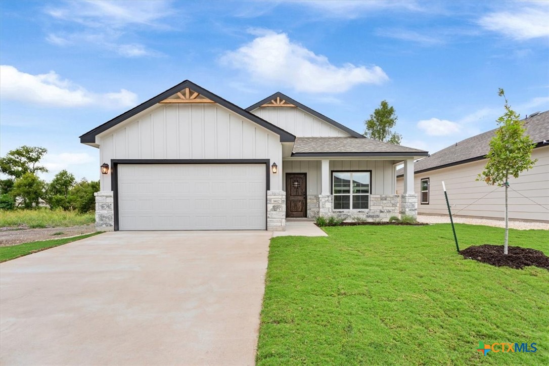 a view of a house with backyard