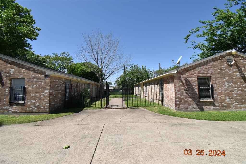 a view of a back yard of the house