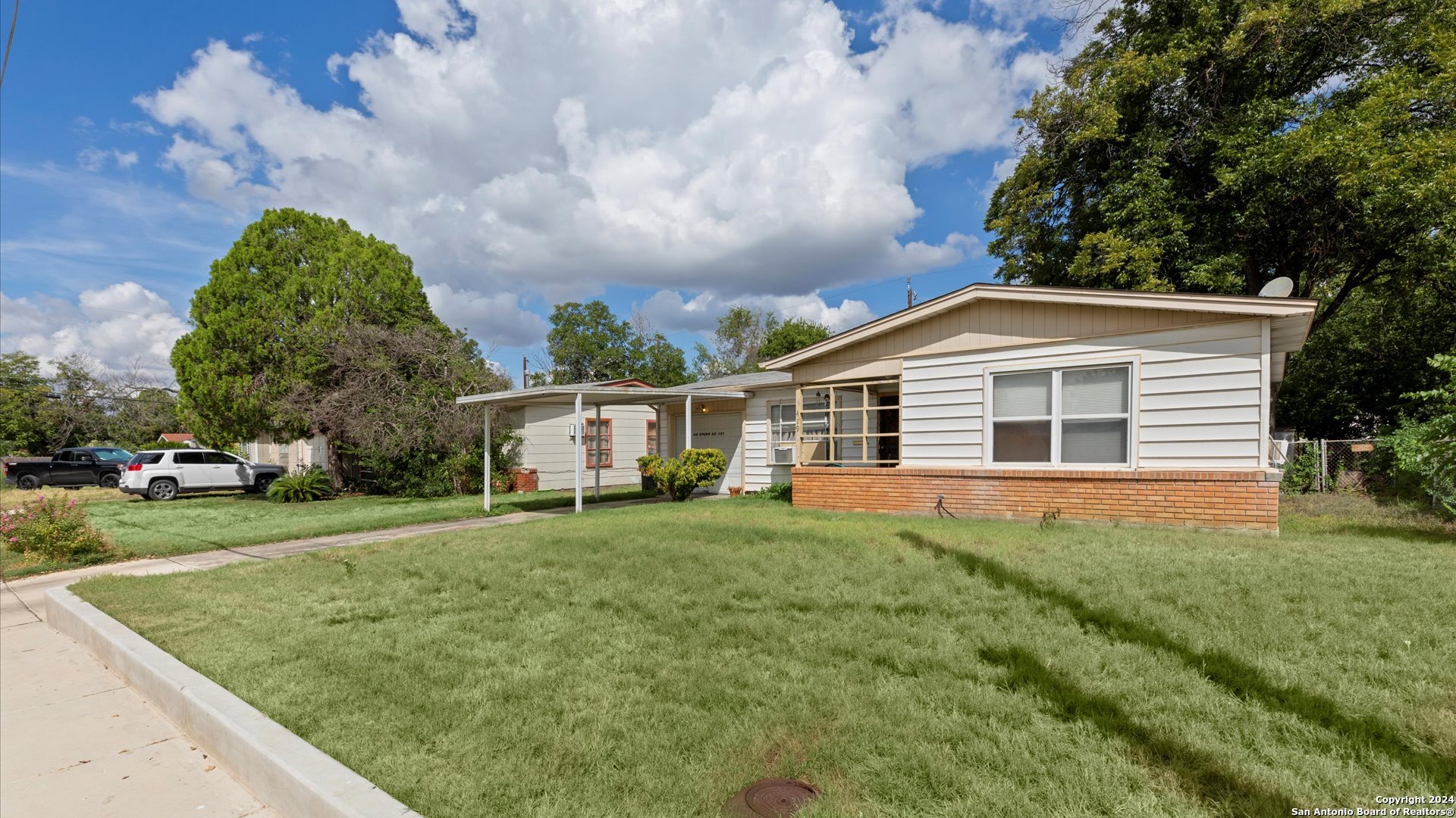 a view of a house with a backyard