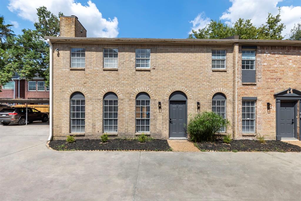 Traditional townhouse in prime Galleria area.