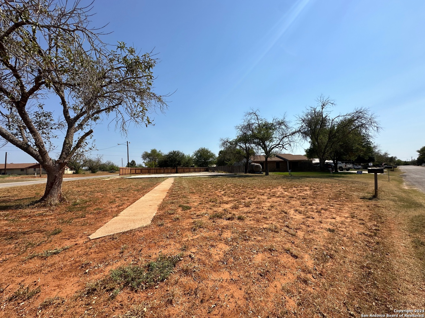 a view of yard with green space