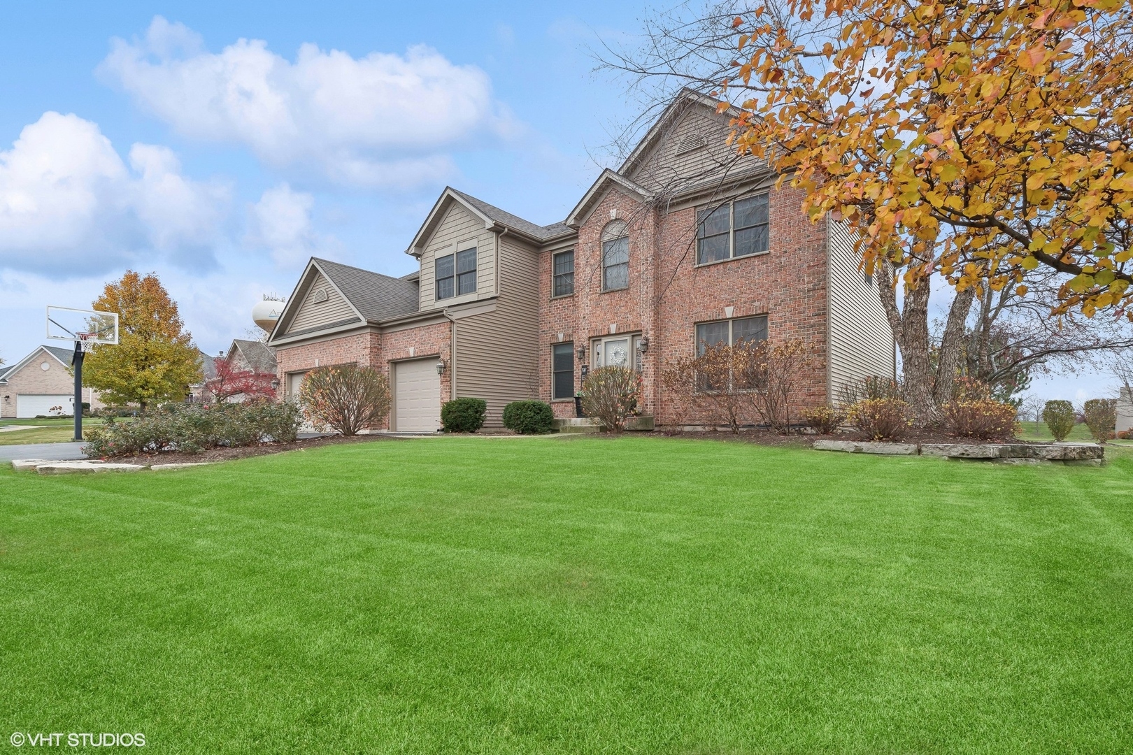 a view of a house with backyard and garden