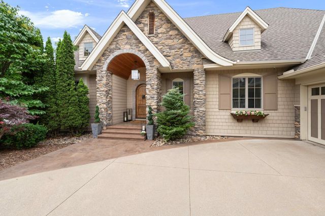 $1,890,000 | 9530 Sky Lane | Eden Prairie