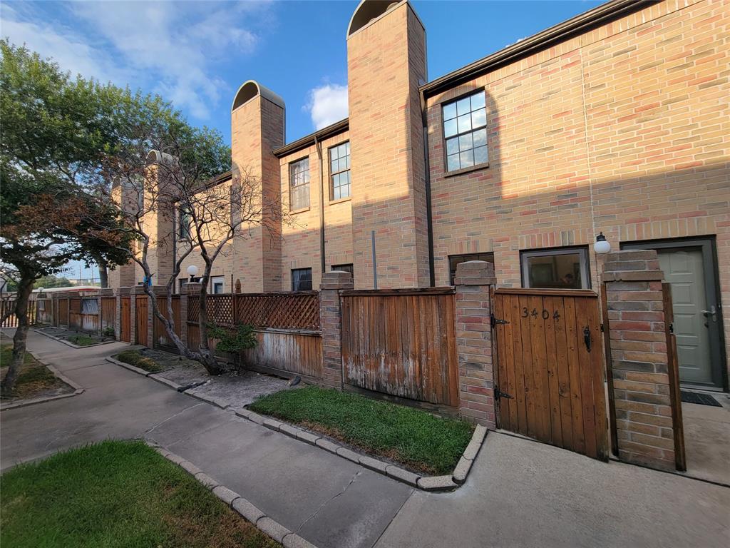 a view of a back yard of the house