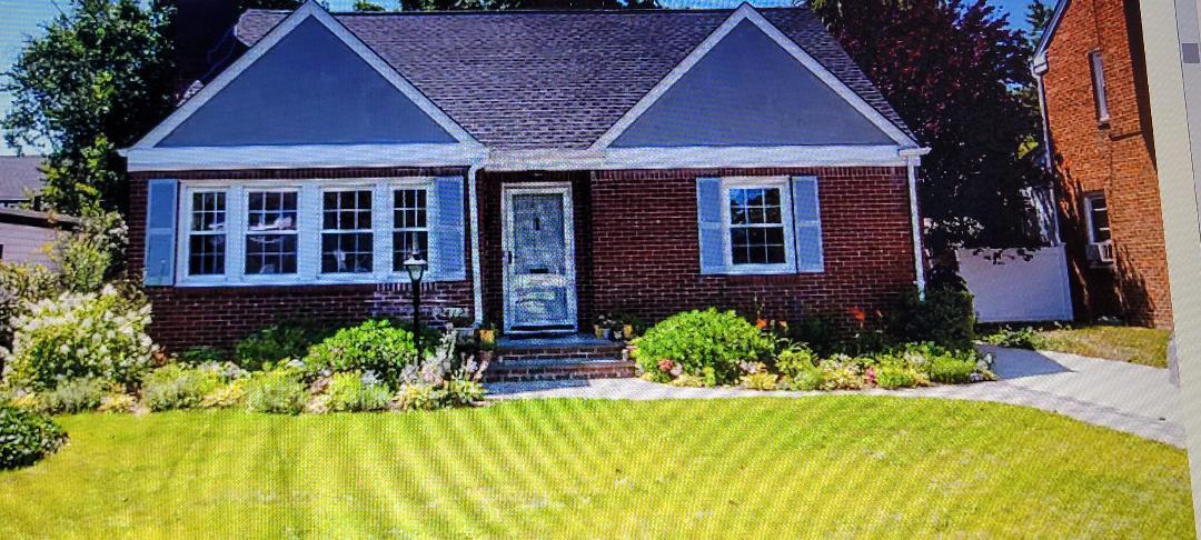 View of front of house featuring a front lawn