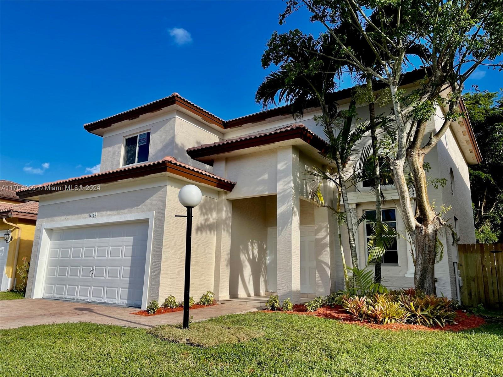 a view of a house with backyard