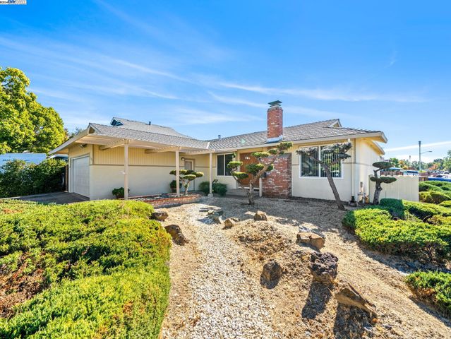 $1,050,000 | 735 Sunset Drive | Northside Livermore