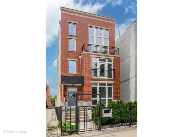 $550,000 | 2413 West Haddon Avenue, Unit 1 | Ukrainian Village