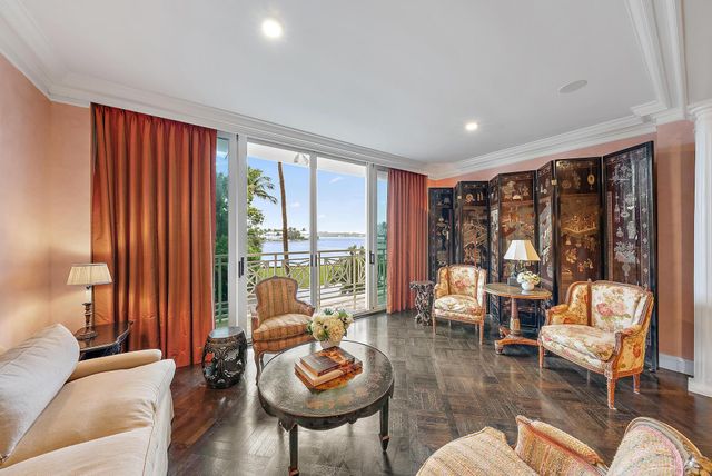 $7,895,000 | 425 Worth Avenue, Unit 2F | Casa del Lago