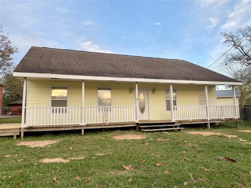 a view of a house with a backyard