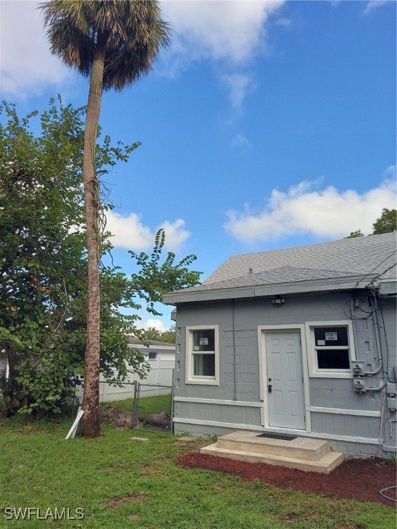 a view of a house with a yard