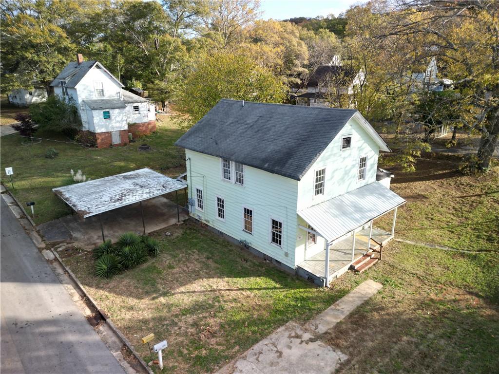 a view of a house with a sink yard and mountain view in back