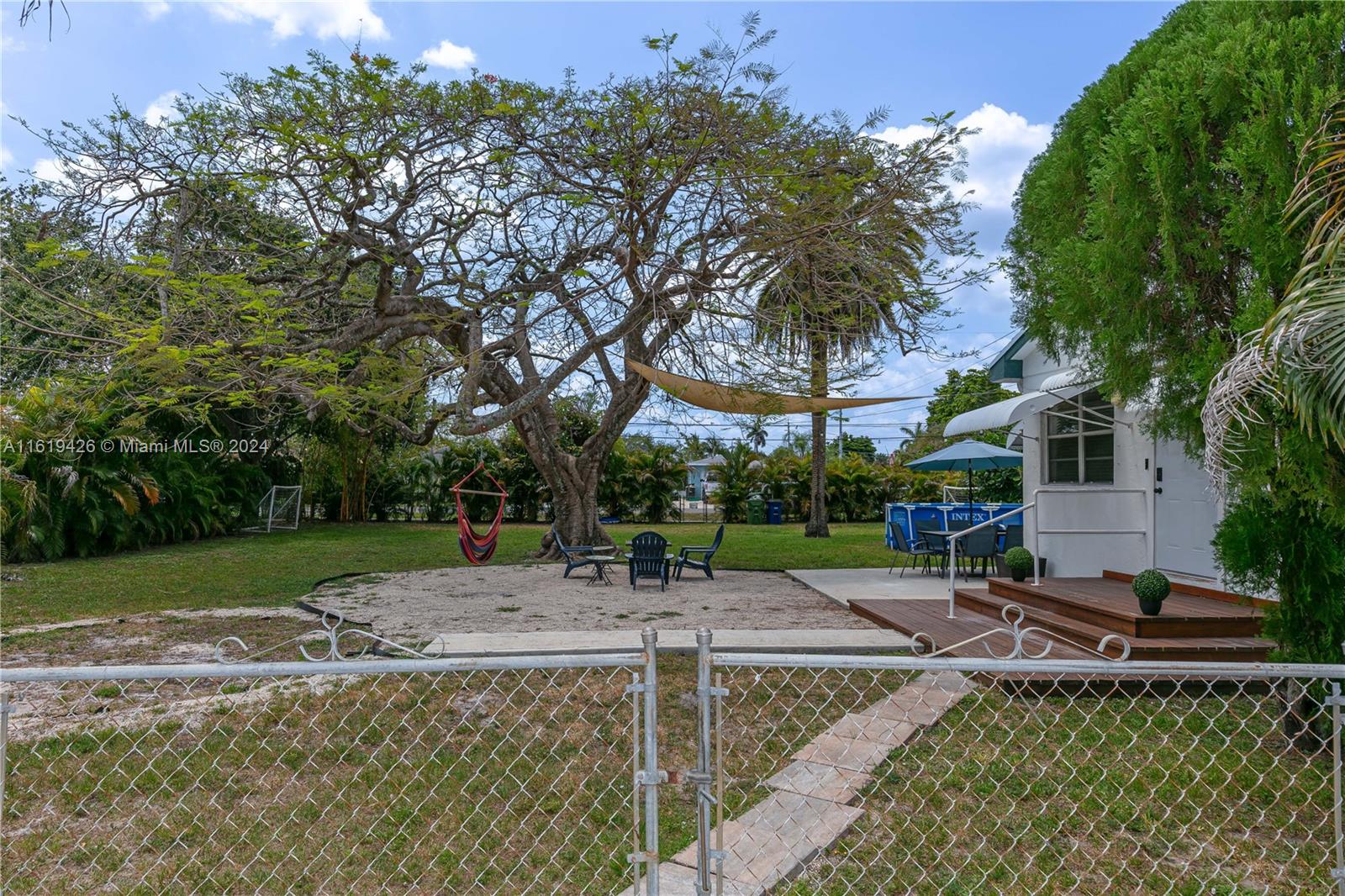 a view of a backyard