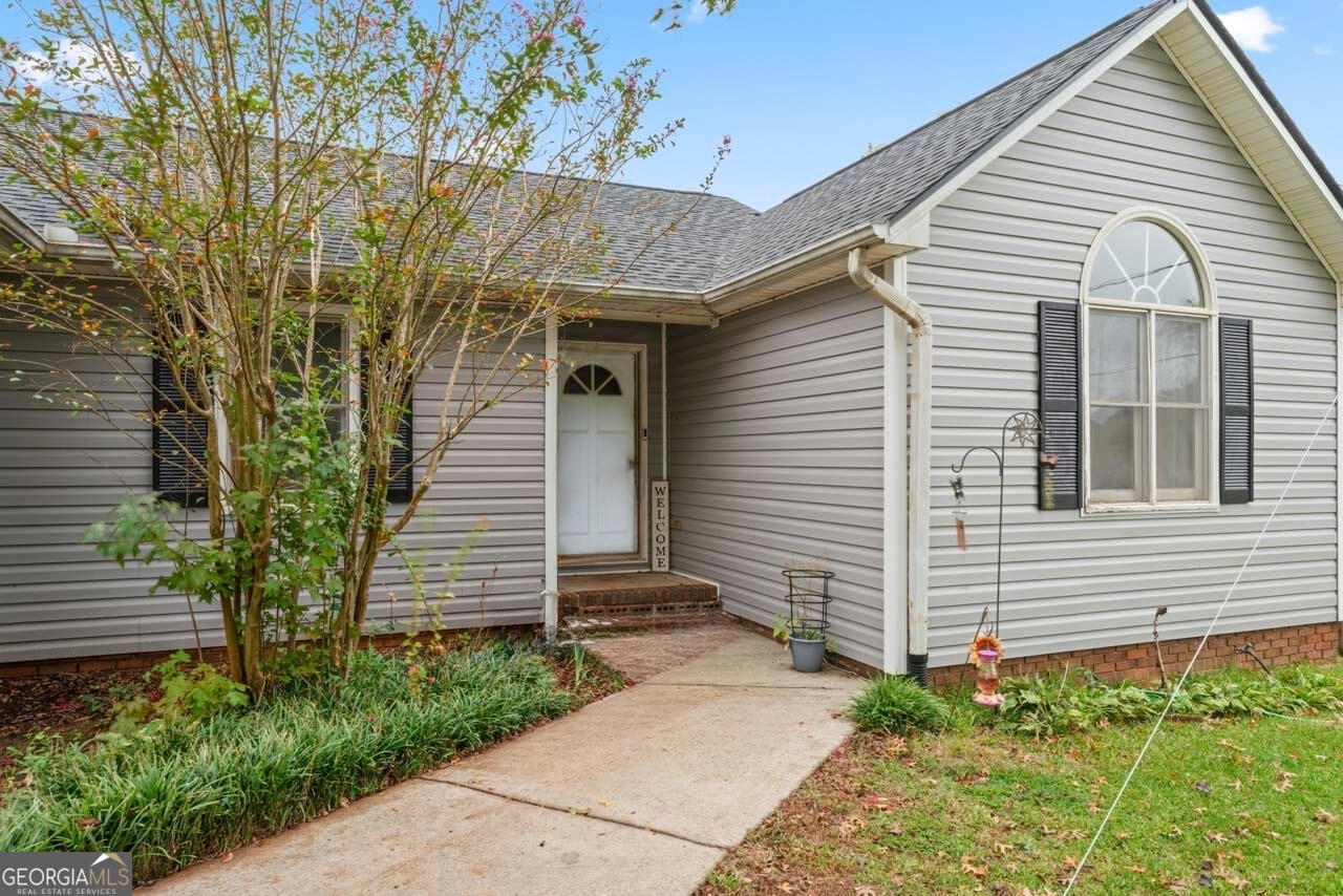 a view of a house with a yard