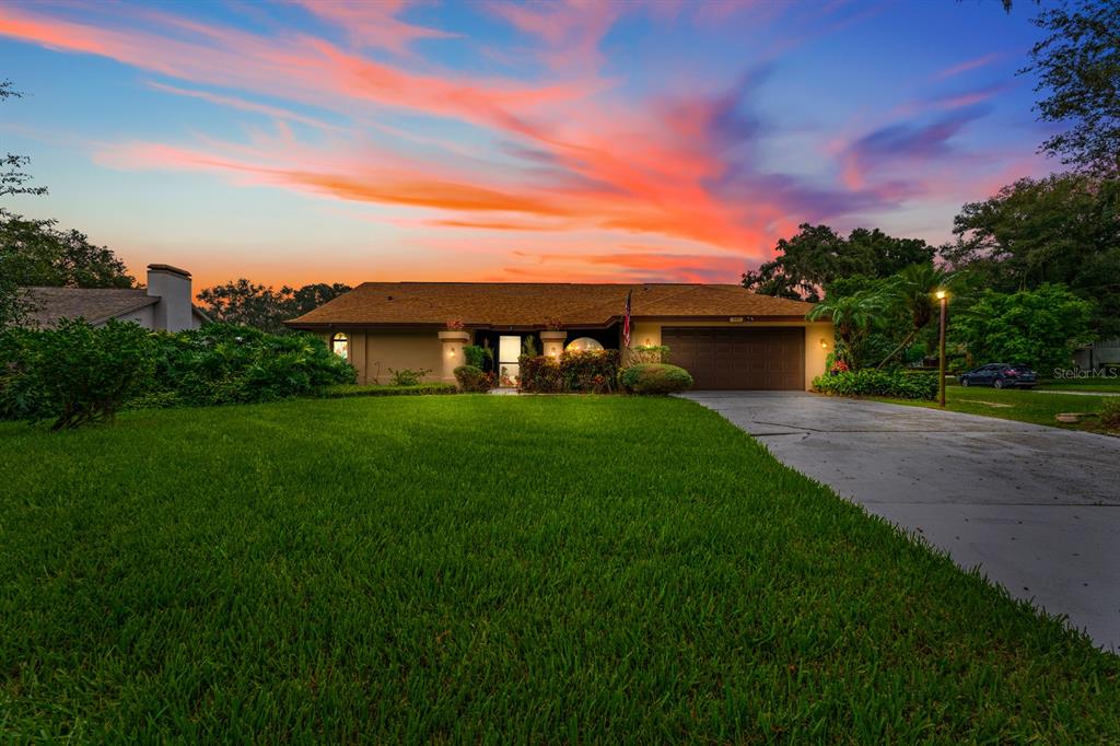 a view of a house with a yard