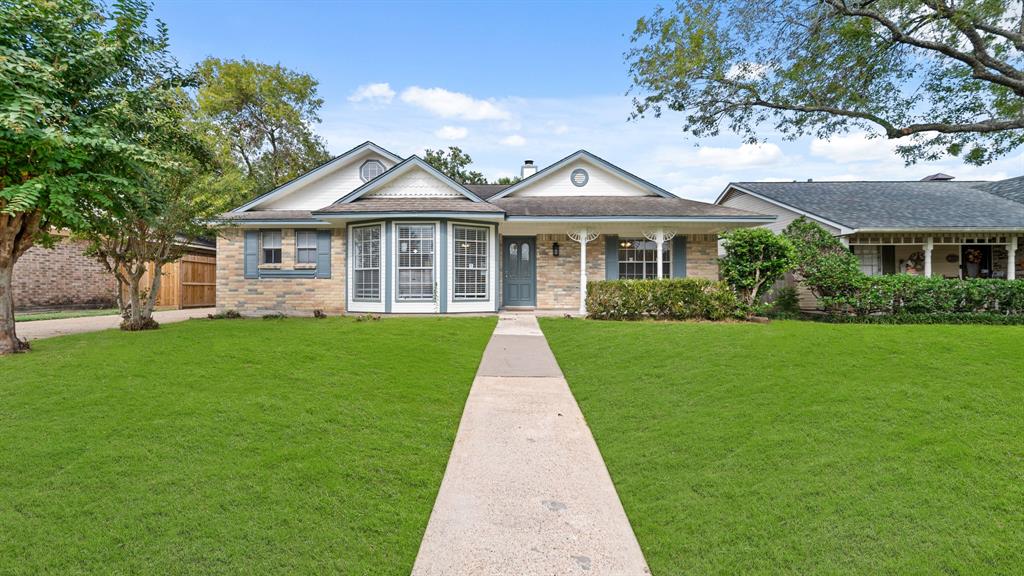 a view of a front of house with a yard